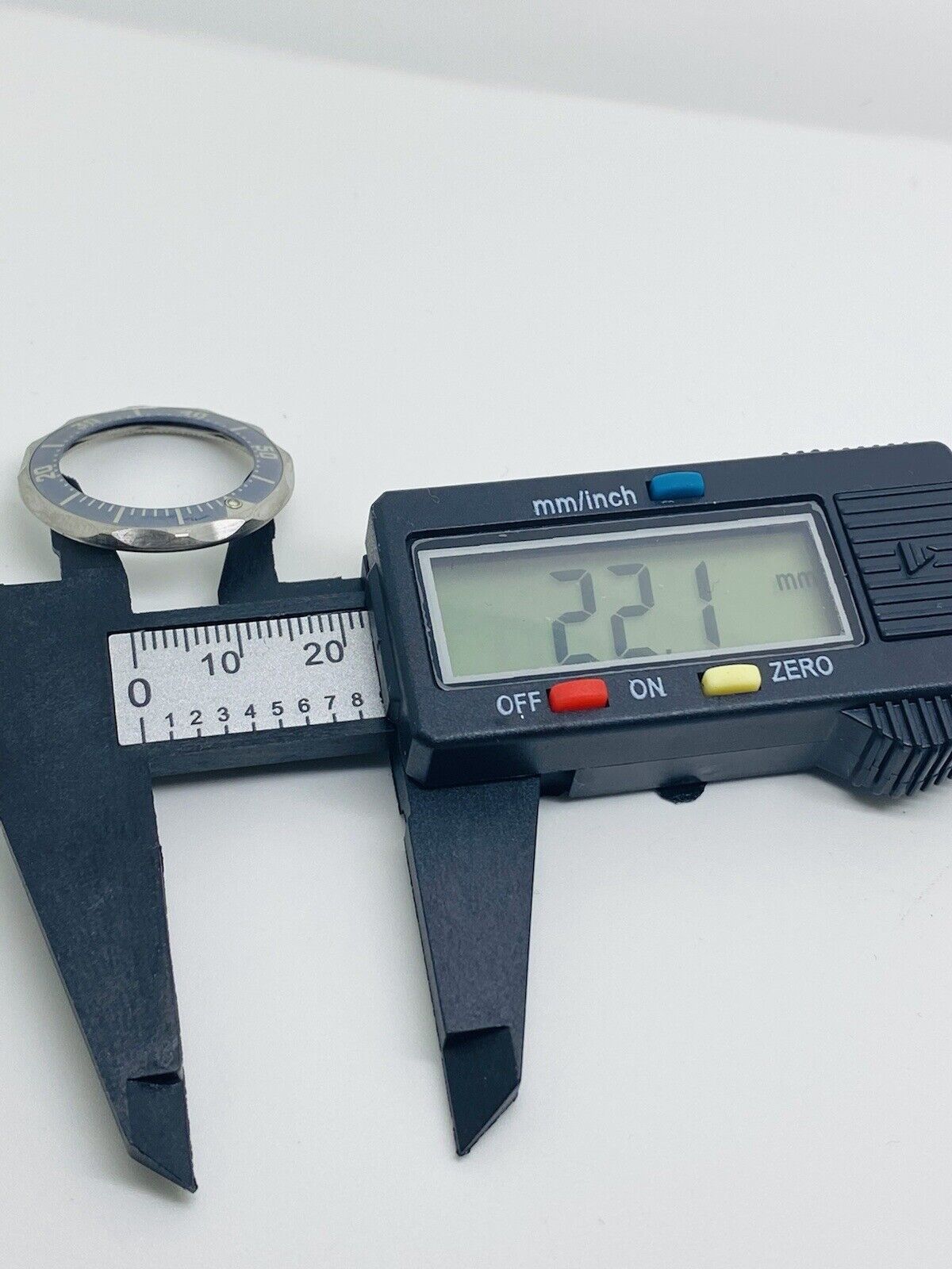 Omega Seamaster Quartz 28mm Original Omega Bezel.